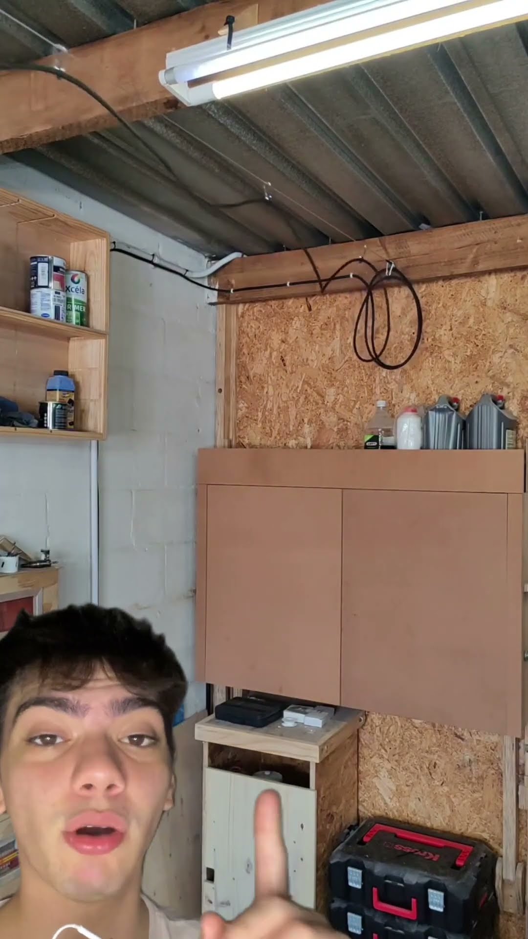Extensão aérea prática! ? Puxe o fio, organize o espaço e trabalhe sem bagunça. ?️