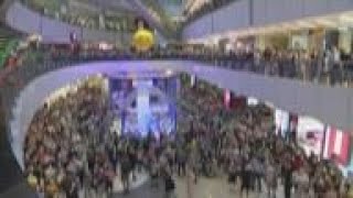 Hundreds gather at HK mall to watch Tokyo Olympics