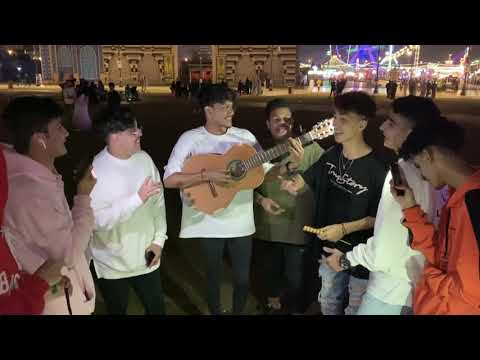 تخيل شجرة بيها أوراق طاحت ورده من عندها