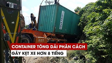 Container tông dải phân cách trên quốc lộ 22 gây kẹt xe hơn 8 tiếng đồng hồ