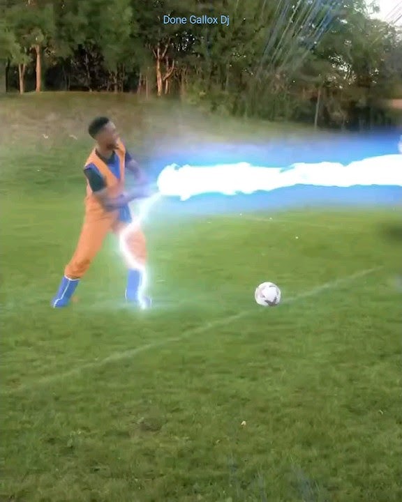 Patrice Evra si traveste da Goku e combatte contro Naruto e dimostra chi è il più forte