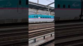 E5系新幹線はやぶさ高速通過やまびこ東京行き発車JR福島駅2024.5.6