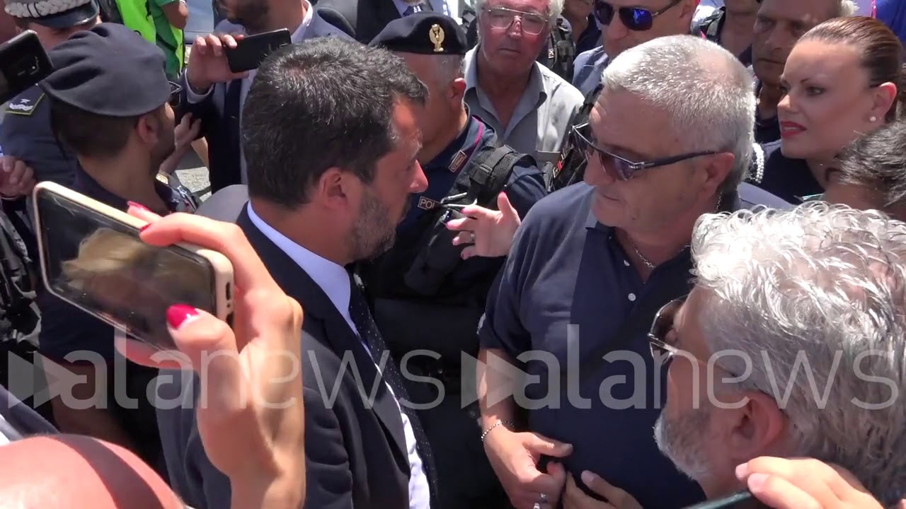 Funerale carabiniere, Salvini consola la vedova