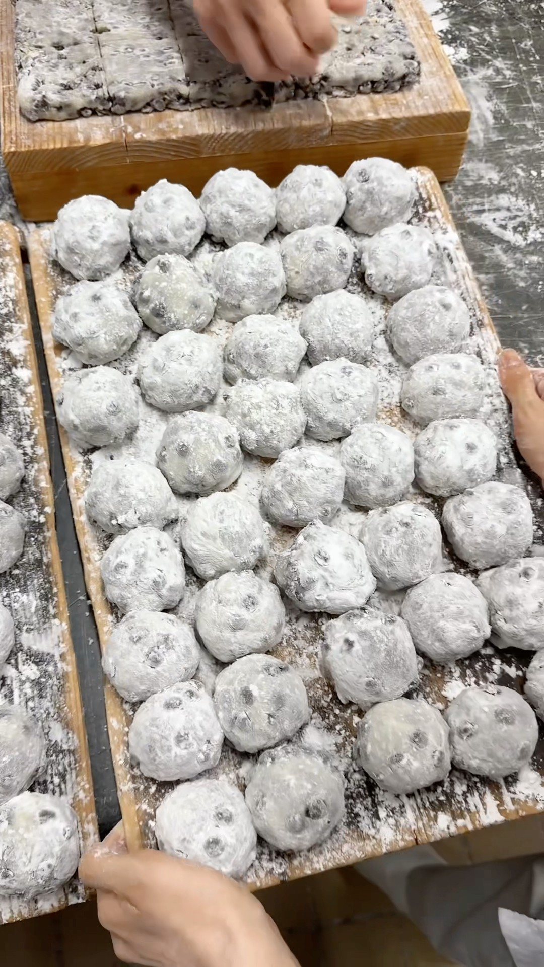 豆大福 約1,000個の豆大福が午前中で売り切れることも。老舗和菓子店〈松島屋