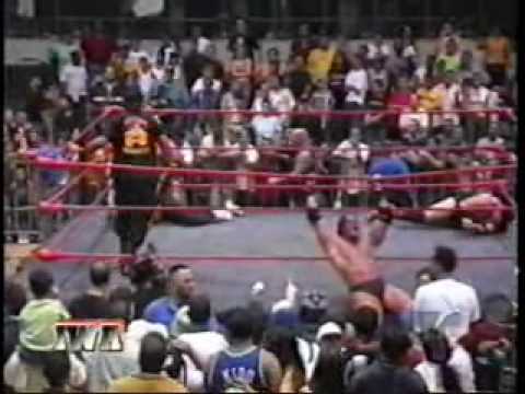 IWA : Aterriza el Rey "Fenix" Gonzalez