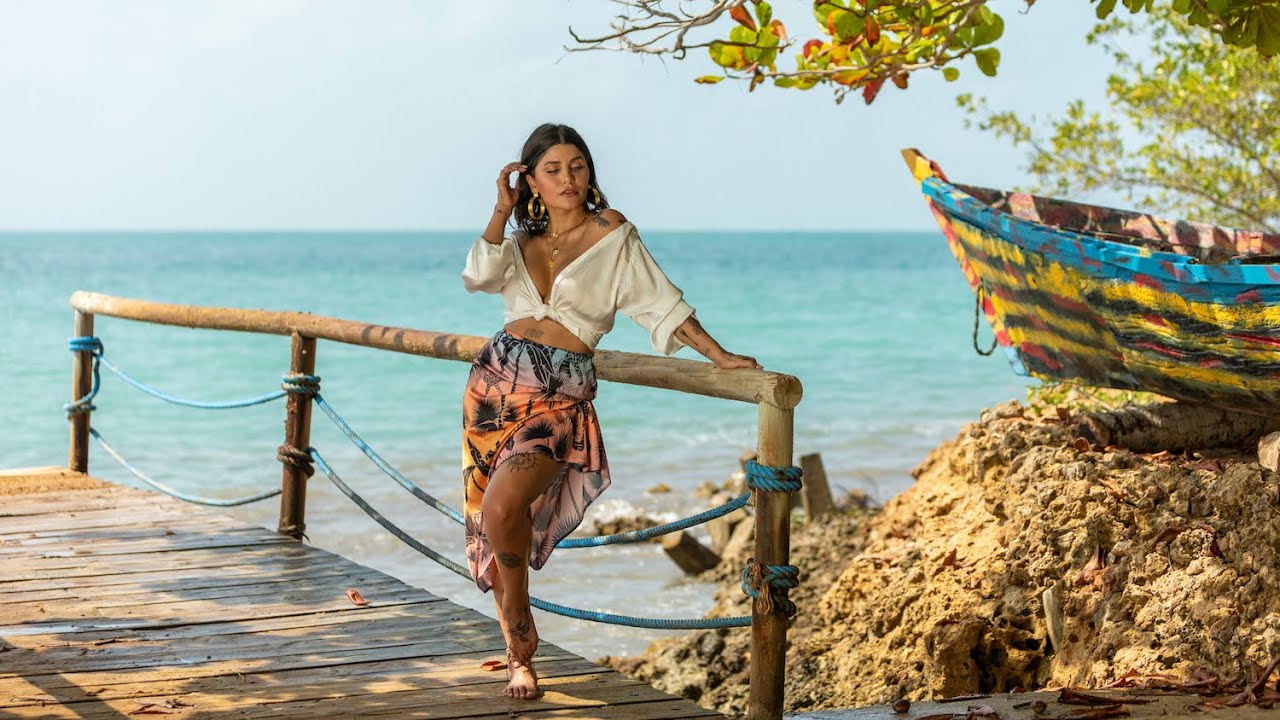 Watch Martina La Peligrosa - Distinta on YouTube Watch Martina La Peligrosa - Distinta on YouTube