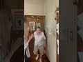 おばあちゃんをびっくりさせるお爺ちゃん。