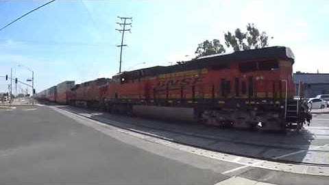 BNSF intermodal with 2 DPU