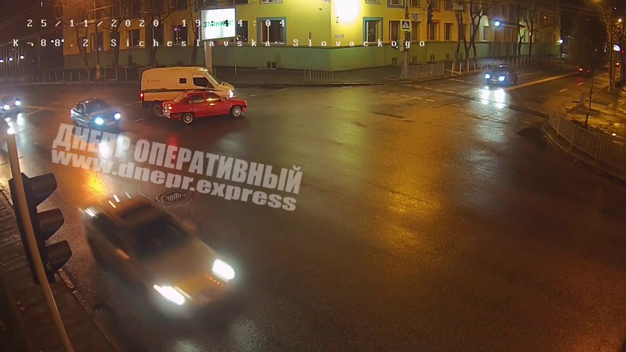 Зацепила зеркалом стоящую машину Зацепила зеркалом стоящую машину