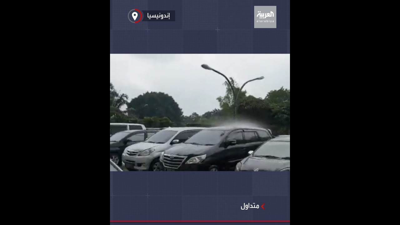 صورة فيديو : "سيارة مباركة".. مشهد عجيب لمركبة في إندونيسيا ينهمر عليها المطر دون غيرها