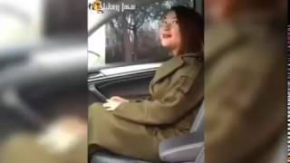 cewe cantik kentut di mobil ternyata ...