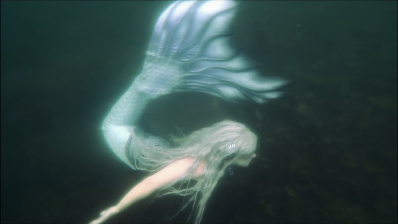 mermaids traduction MERMAID SWIMMING IN A HAUNTED LAKE 💀💦 Playing and doing Tricks in Long Lake, Michigan (Underwater)