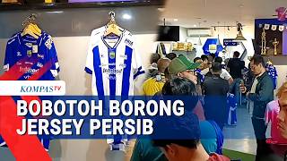 The Bobotoh (Footballers) packed Graha Persib in their hunt for official jerseys.