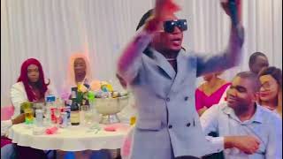 Lartiste Honoré Lediamant En Prestation À Paris À La Soirée Des Jumelles Sandrine Et Sa Sœur