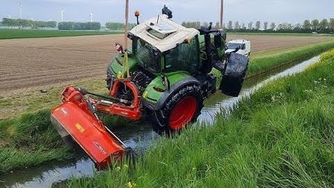 Idiots On The Road! Extremely Dangerous Moments Captured On Camera! John Deere