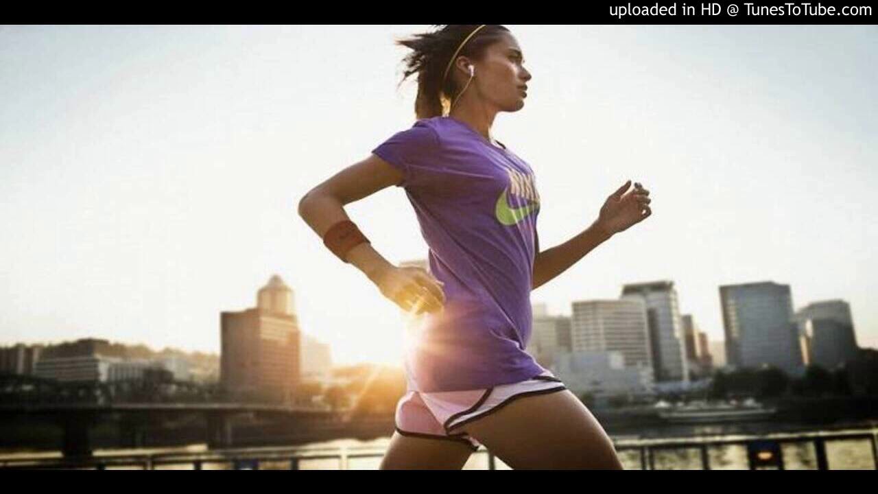 Будь спортсменом слушать. Девушка на пробежке. Утренняя пробежка. Девушка бежит. Девушка на пробежке в наушниках.