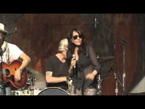 Videó: Katey Sagal énekelt az anarchia fiainak?
