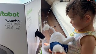 ムーミンの尻尾で釣られる猫　ラガマフィン　A daughter who lures a cat with a stuffed toy tail