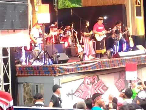 Iwan Fals ft Andien - Yang Tersendiri (Konser Situs Budaya NTB) - YouTube