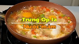 Trứng ốp la nước mắm, nghe thì lạ mà ăn rất ngon!