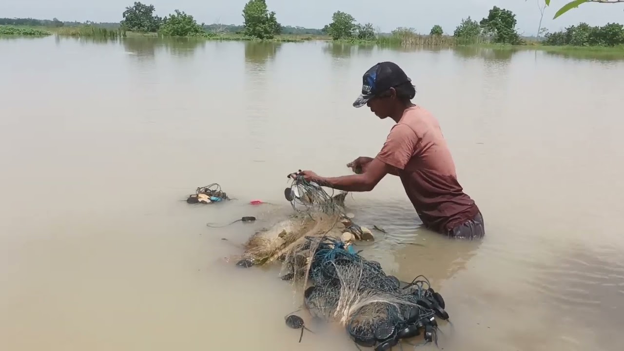 Terjang banjir demi cari ikan