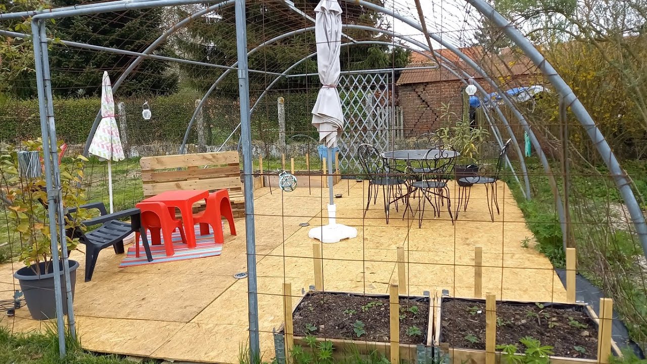 Comment fabriquer une terrasse en palettes et dalles de plancher OSB