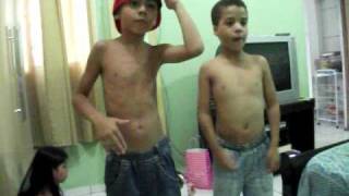 Aprenda a dançar o Rebolation com Eduardo e Dheivid.