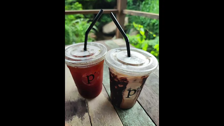 #玲瓏#Piokopi點了兩杯咖啡，給我家大🌳發現對面路旁有一個亭子放着幾張桌子和椅子，也不懂是不是屬於這個咖啡屋的，反正沒人，就坐下來嘆咖啡唄…嗯…還是咖啡店的cham冰比較適合我～😁😁😁 - 天天要聞