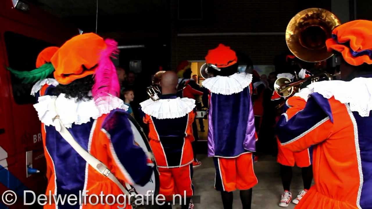 01-12-2012 Sinterklaas met zijn pietenband bij brandweer Harderwijk