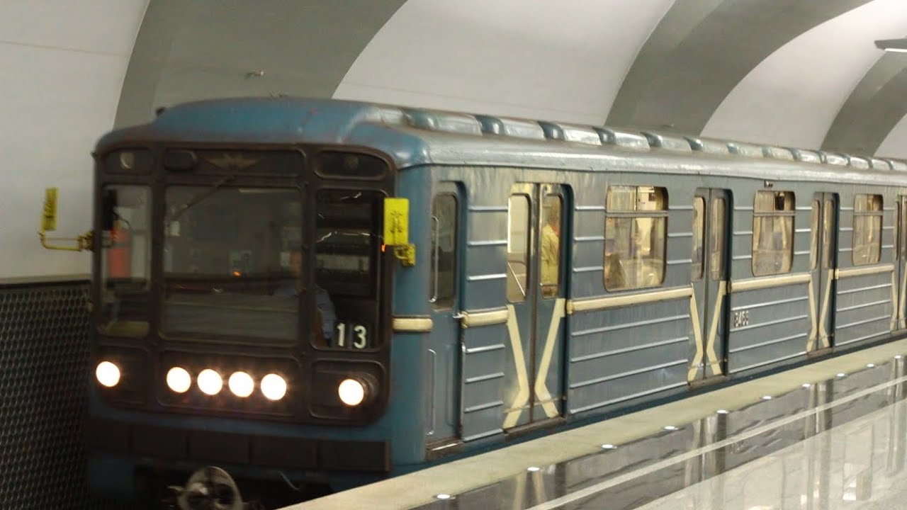 Отправление поезда 81-714.5 со станции Театральная