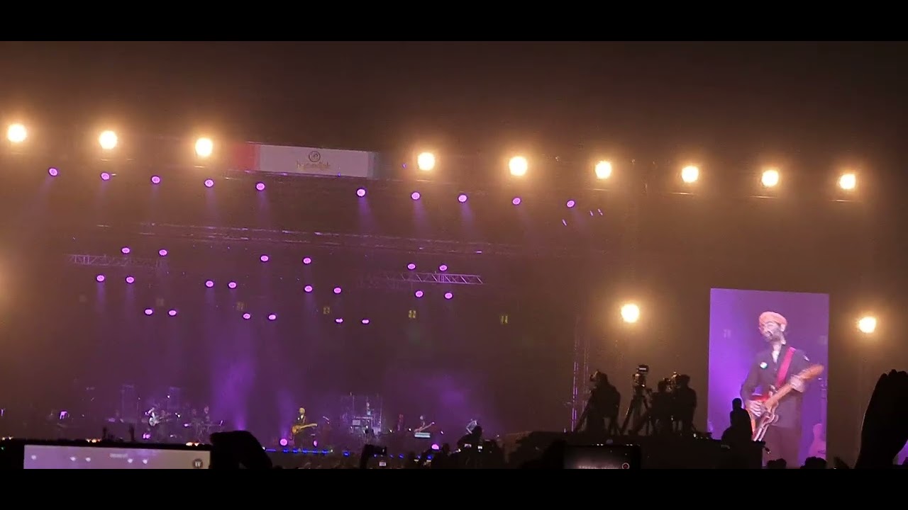 Arijit Singh Live Concert at Kolkata - Mon Majhi re and Prithibita maki Choto Hote hote