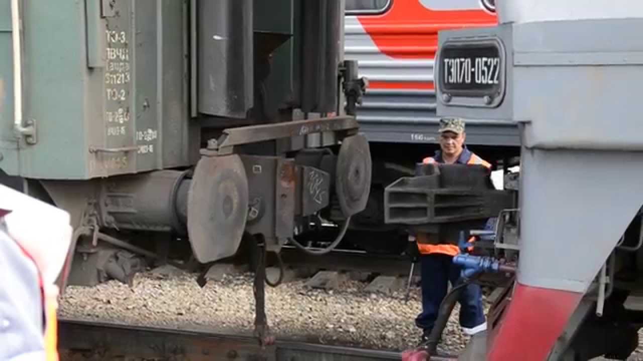 Соединение вагонов поезда. Тепловоз тэп70 сцепка. Поезд тэп70. Сцепка эп2к и пассажирского вагона. Прицепка-отцепка вагонов.