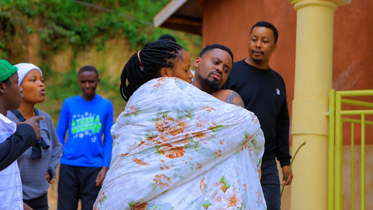 Umugabo Abaroze Gufatana Imyanya Yibanga Nyuma Yogufatana Umugorewe Nundi Mugabo Bamuca Inyuma