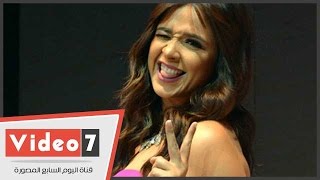 بالفيديو   شاهد  شقاوة  ياسمين عبد العزيز أثناء تكريمها فى حفل ديرجيست سمعها