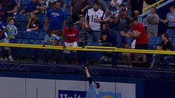 BOS@TB: Souza Jr. leaps to make a catch at the wall