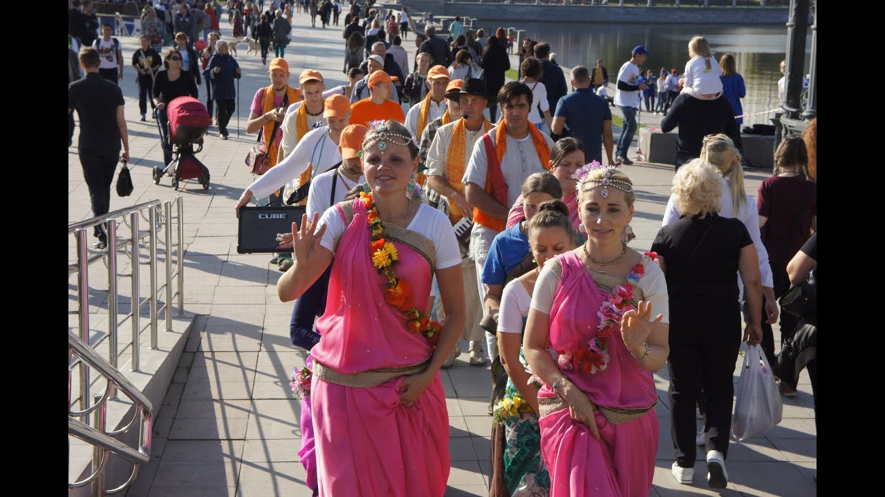 индрадьюмна харидас тхакур. выступление кришнаитов. харе видео. бхакти вигьяна госвами 2022. кришнаиты молодой парень.
