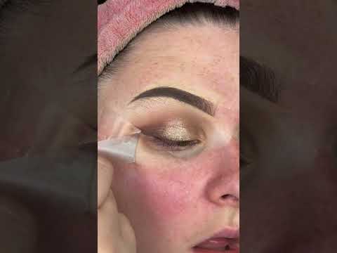 How satisfying is a tape pull? 😮‍💨#makeup #eyeshadow #eyeshadowtutorial #grwm #makeuptutorial