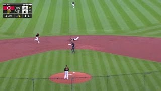 Celebrity CIN@PIT: Walker makes diving grab on Barnhart's liner Wealth
