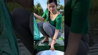 Checking my traps in the flood season – Huge surprise! #countryside #rurallife #vietnam #fishing