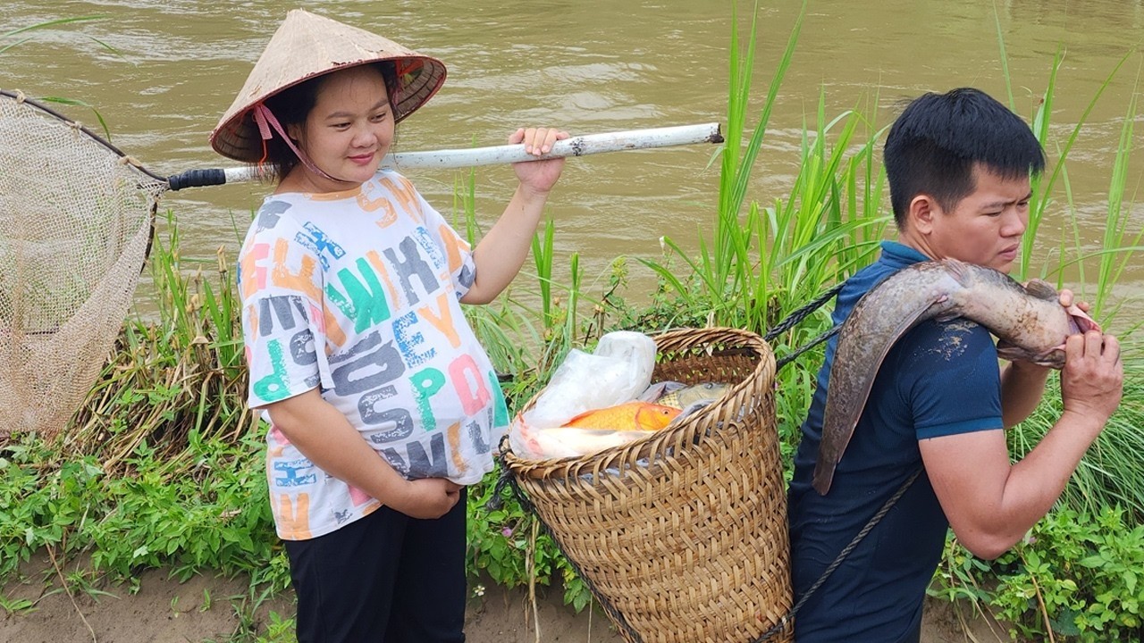TIMELAPSE: Pregnant Mom and Husband Catch Big Fish to Sell - His Mother Met and Had a Conflict