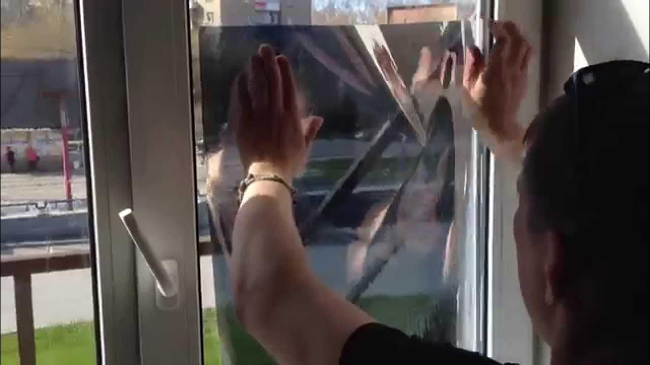 Как наклеить солнцезащитную пленку на оконное стекло. Зеркальная плёнка на окна клеить. Солнцезащитная пленка на пластиковом окне. Окна наклеивают зеркальную плёнку,. Как наклеить солнцезащитную пленку на оконное стекло.