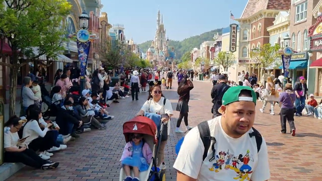 Pintu masuk Disney Land Hong Kong