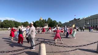 Танцы на Сенатской площади во время перекрытия города Санкт Петербурга