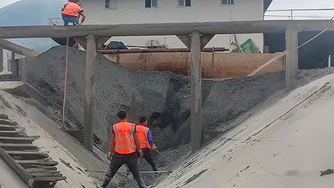 Barge unloading 3250 tons of phosphate rock - Part 2 - Relaxing video - Vlog of work on the barge