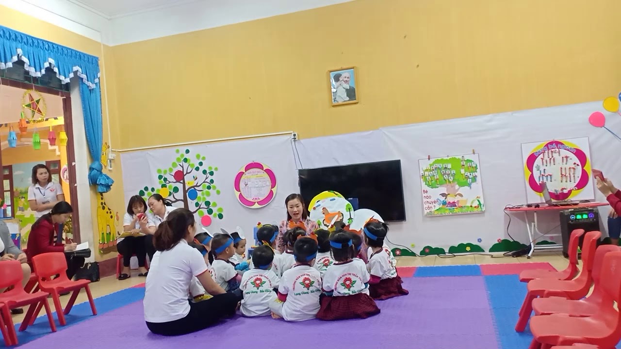 Thơ : Đàn gà con.