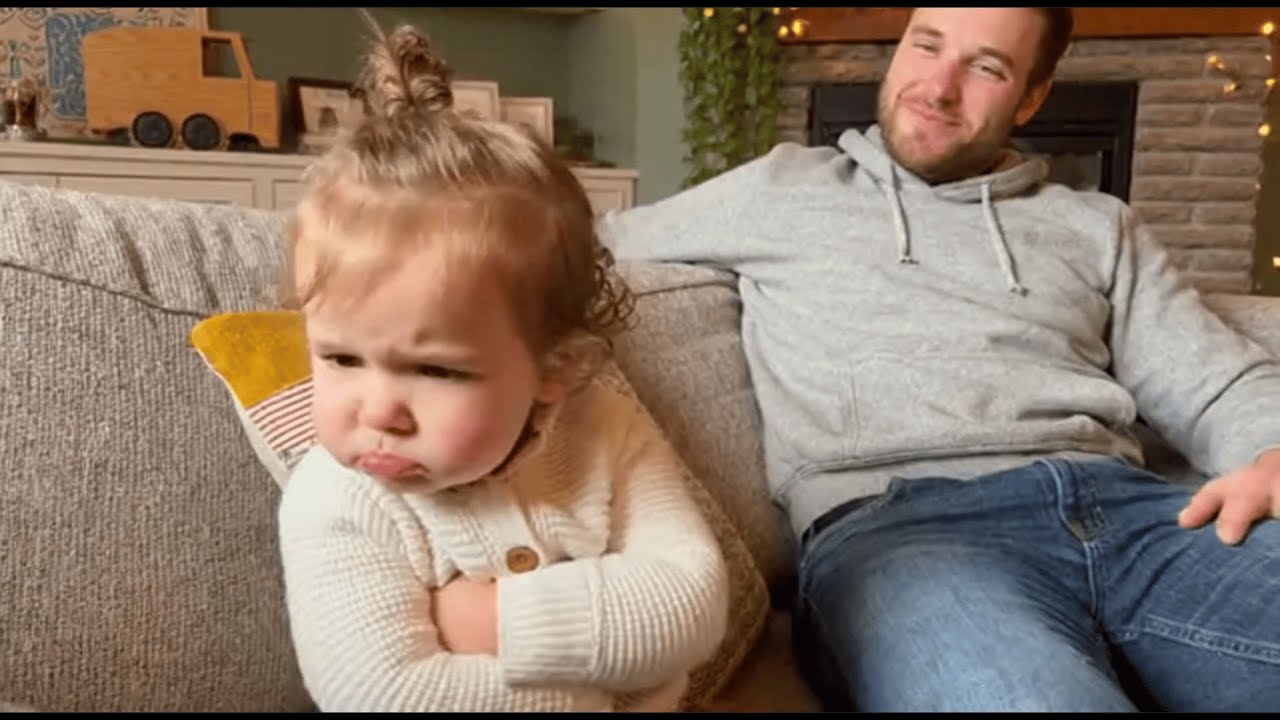 «Реакция этого малыша заставит вас смеяться до слез 😂👶 ​​| Самый смешной момент с ребенком!»