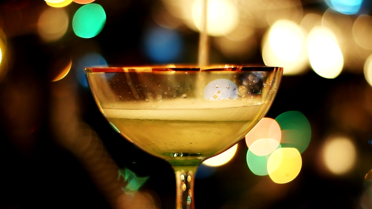 чоканье бокалов. бокал шампанского футаж. футаж бокалы с шампанским. бокал шампанского с бликами. открытки с бокалами шампанского.