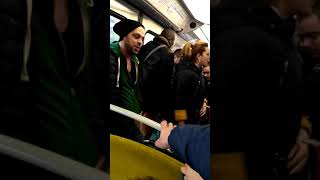 Români cântă în metro,Paris