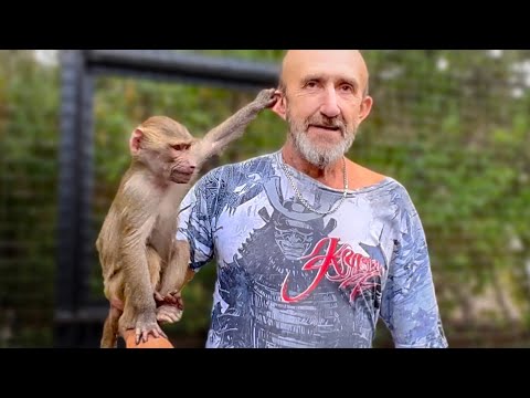 Люська так просила Влада идти домой что даже ЗАСНУЛА на его РУКАХ прямо в вольере)))