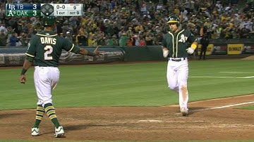 TB@OAK: Smolinski ties the game with a late homer